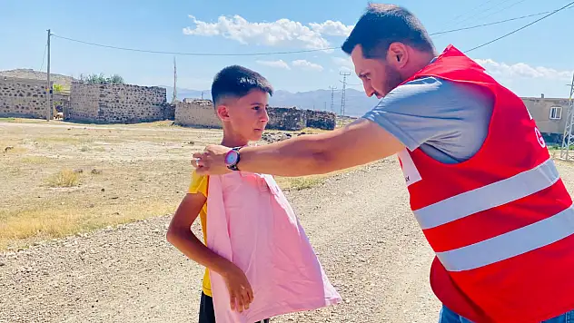 Doğubayazıt'ta Kızılay gönülleri çocuklara mutlu anlar yaşattı