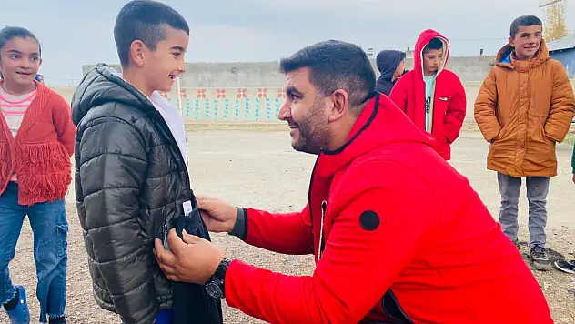 Doğubayazıt'ta Kızılay gönüllüleri çocuklara kışlık yardım dağıtıyor