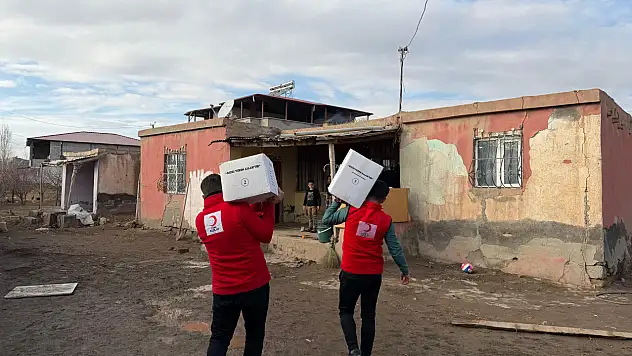 Doğubayazıt'ta Kızılay gönüllüleri gıda kolilerini ailelerle buluşturdu