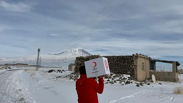 Doğubayazıt'ta Kızılay, kış yardımlarına hız verdi