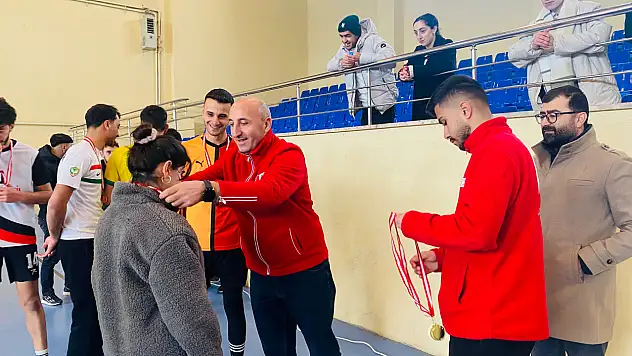 Doğubayazıt'ta Kızılay Kulübü Voleybol Turnuvası finali gerçekleştirildi