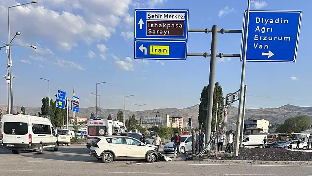 Doğubayazıt'ta kontrolden çıkan otomobil direğe çarptı
