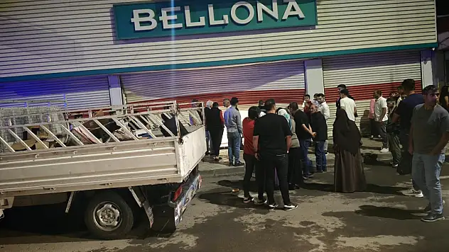 Doğubayazıt'ta kontrolden çıkan otomobil mobilya mağazasına girdi