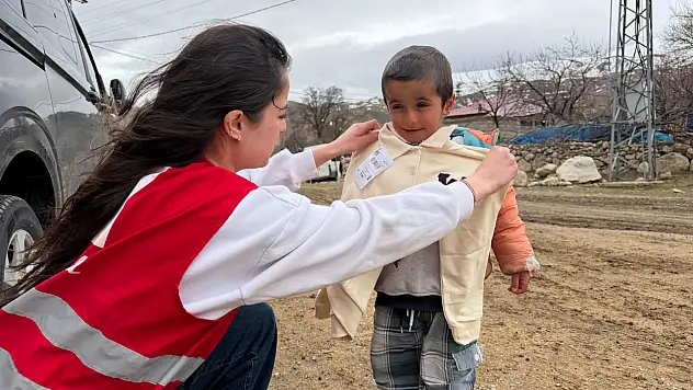 Doğubayazıt'ta köy çocukları giydirildi