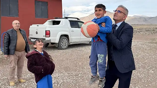 Doğubayazıt'ta köy okuluna eğitim odaklı ziyaret