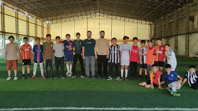 Doğubayazıt'ta Kur'an kursu öğrencileri futbol sahasında dostça yarıştı