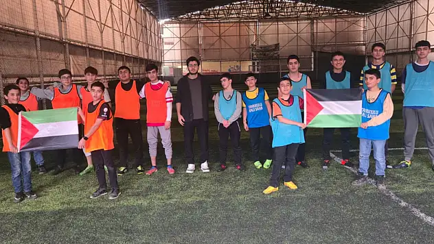 Doğubayazıt'ta Kur'an kursu öğrencilerinden dostluk dolu halı saha müsabakası