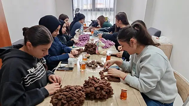 Doğubayazıt'ta KYK öğrencileri örgü atölyesinde bir araya geldi