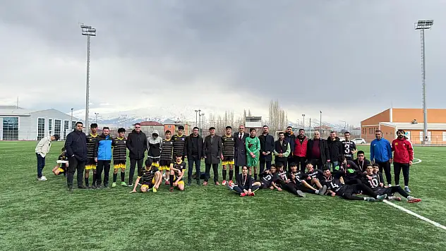Doğubayazıt'ta liseler arası turnuvada kupayı hangi okul aldı?