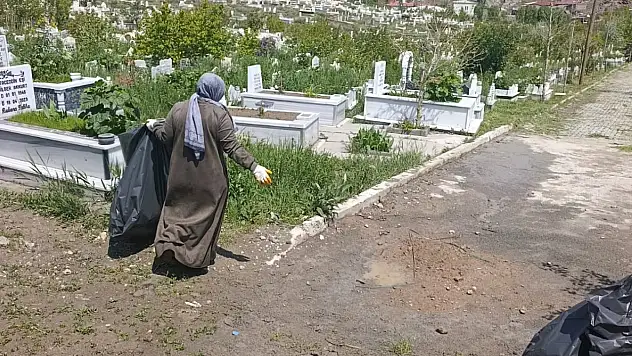 Doğubayazıt'ta bayram öncesi mezarlıklarda hummalı hazırlık sürüyor
