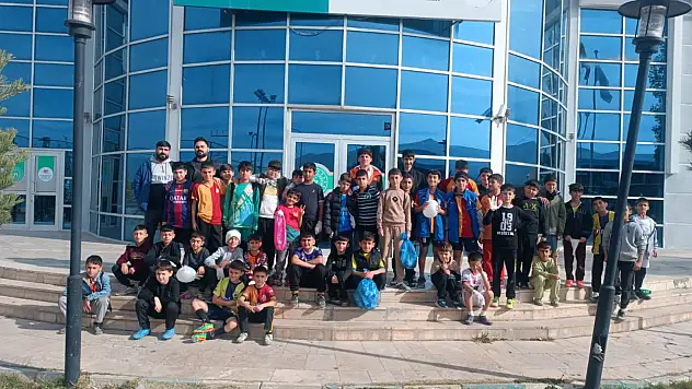 Doğubayazıt'ta minik gönüllüler çevre için sahada