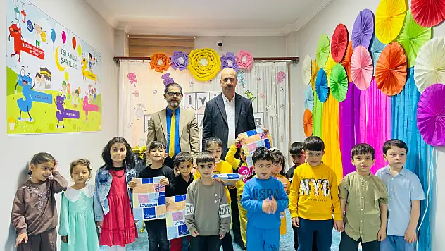 Doğubayazıt'ta minik öğrencilere bayram sürprizi