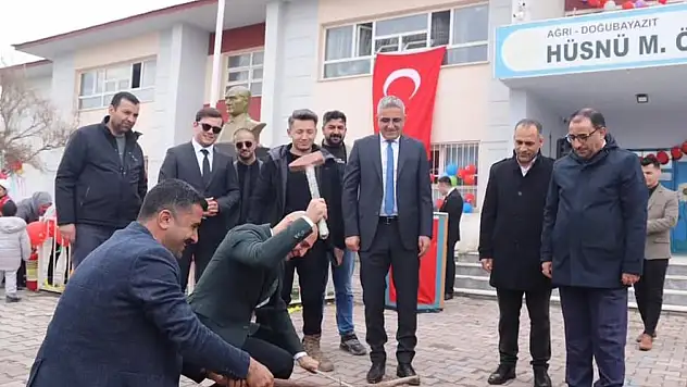 Doğubayazıt'ta Nevruz ateşi yakıldı, Kaymakam demir dövdü