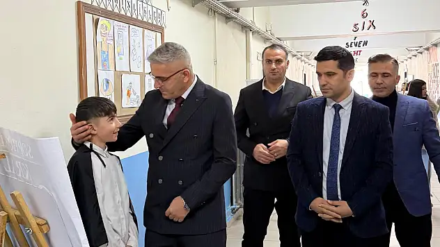 Doğubayazıt'ta öğrenciler roman kahramanlarıyla sahneye çıktı