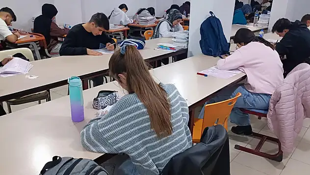 Doğubayazıt'ta öğrenciler YKS hazırlıklarını yoğun tempoda sürdürüyor