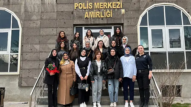 Doğubayazıt'ta öğrencilerden polis haftasında anlamlı ziyaret