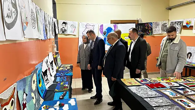 Doğubayazıt'ta öğrencilerin yıl sonu sergileri yoğun ilgi gördü