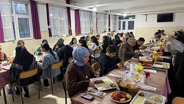 Doğubayazıt'ta okul sofralarında Ramazan buluşması