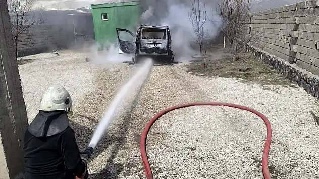 Doğubayazıt'ta park halindeki araç alev alev yandı
