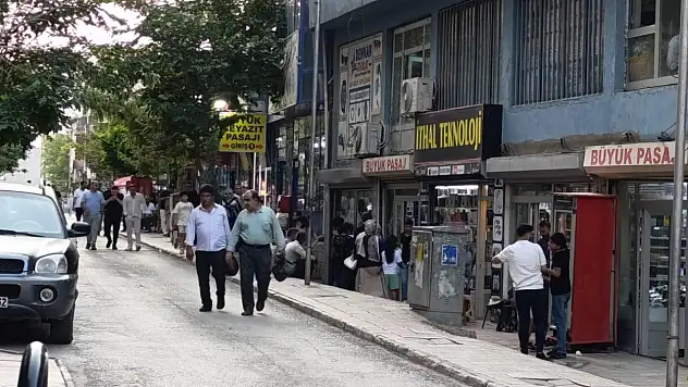 Doğubayazıt'ta pazar yoğunluğu çarşı ve pasajlara hareket getirdi
