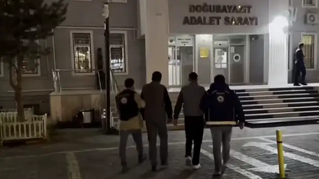 Doğubayazıt'ta polis takibi sonuç verdi: Düzensiz göçmenler yakalandı