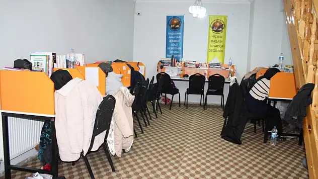 Doğubayazıt'ta ücretsiz okuma salonu gençler için umut oldu