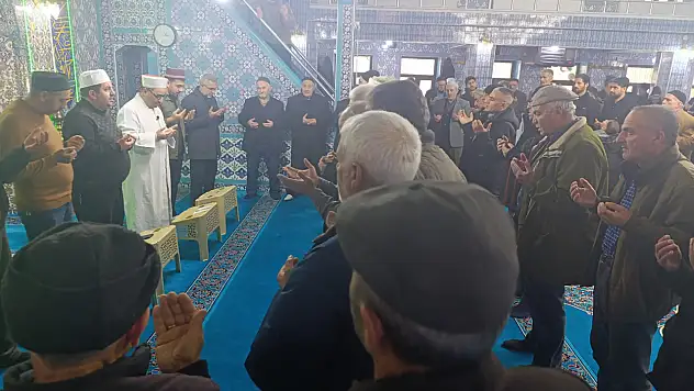 Doğubayazıt'ta umreciler, dualarla kutsal yolculuğa çıktı