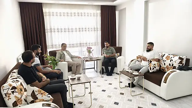 Doğubayazıt'ta umreden dönen din görevlisine anlamlı ziyaret
