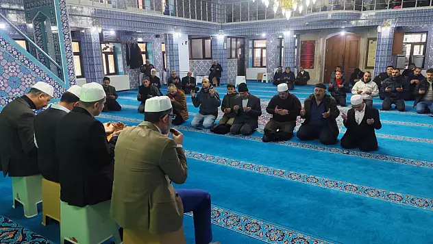 Doğubayazıt'ta umreye giden kafile, dualarla uğurlandı