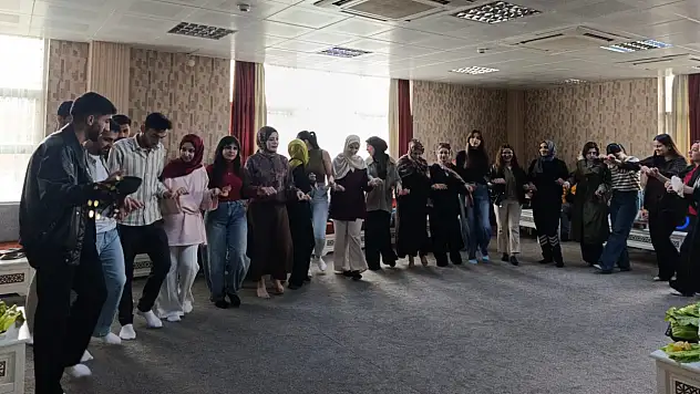 Doğubayazıt'ta üniversite öğrencileri çiğ köfte yoğurup halay çektiler