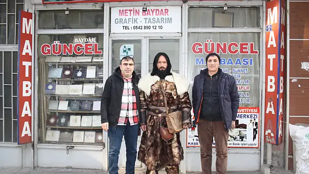 Doğubayazıt'ta 'Yerli John Wick' geleneksel kıyafetleriyle dikkat çekti