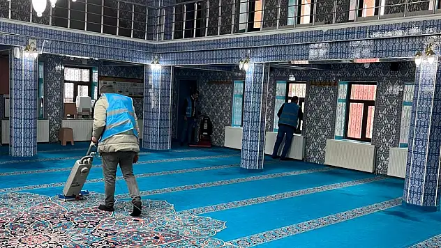 Doğubayazıt'ta yükümlüler Ramazan öncesi cami temizliği yaptı