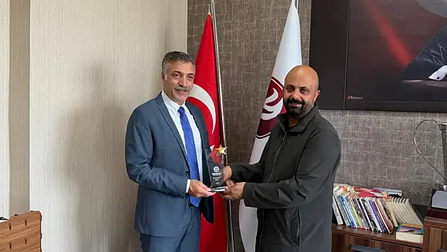 Doğubayazıt TSO'dan eğitime katkı sunan iş insanı Cengiz Cin'e plaket verildi