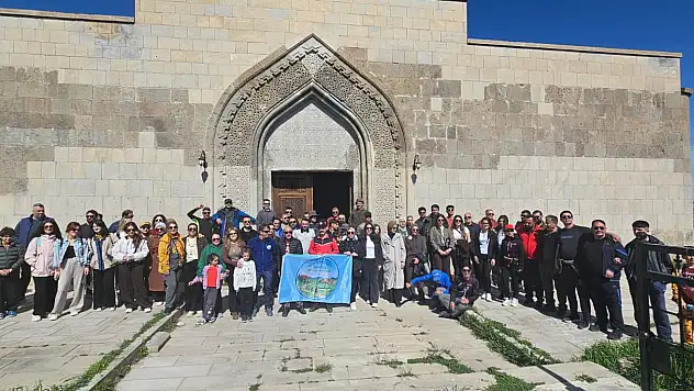 Doğubayazıtlı doğaseverler bu kez Harmandöven Kervansarayı'nı keşfetti