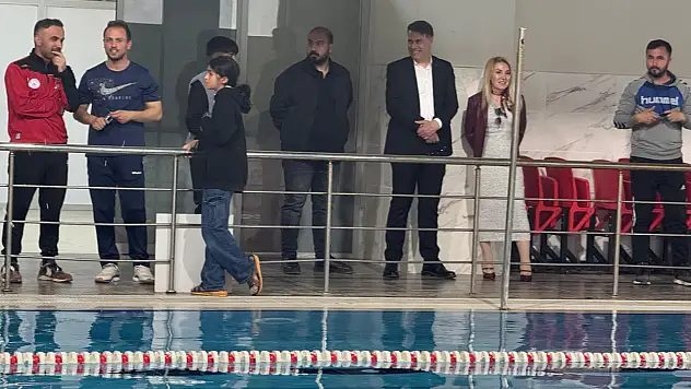 Doğubayazıtlı gençler kulaç kulaça yarıştı, kazananlar belli oldu