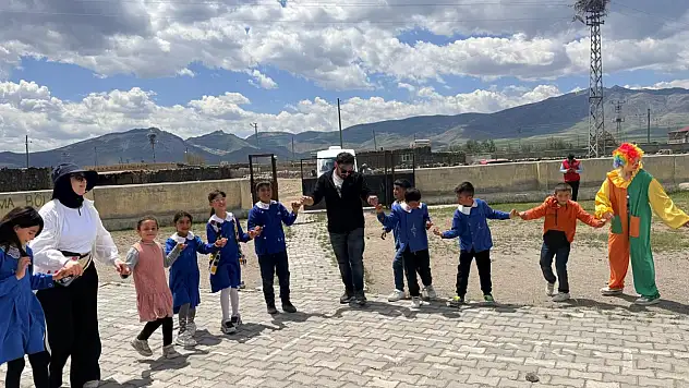 Doğubayazıtlı gönüllülerden köy okulundaki çocuklara unutulmaz gün