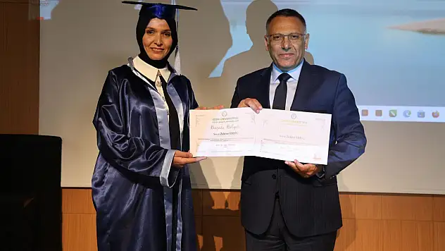 Doğubayazıtlı iki çocuk annesi üniversiteyi birincilikle bitirdi