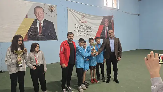 Doğubayazıtlı öğrencilerden teniste çifte başarı