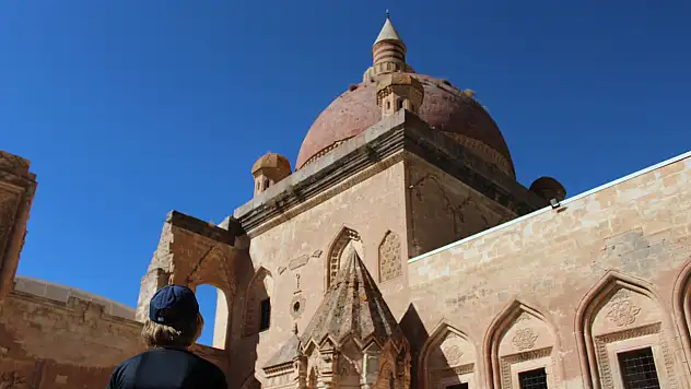 Doğunun incisi, taşlarındaki sırlarla ziyaretçilerini büyülüyor