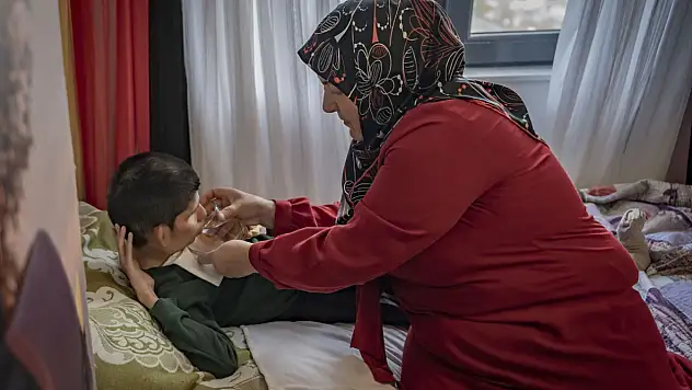 Doktorlar '3 gün yaşamaz' dedi, annesi 22 yıldır başından ayrılmadı