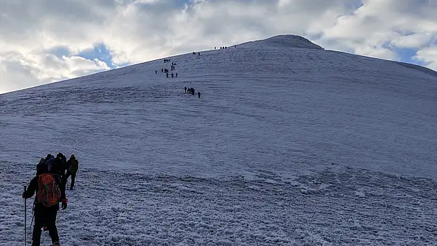 Doktorlar bu defa Ağrı Dağı'nın zirvesine çıktı
