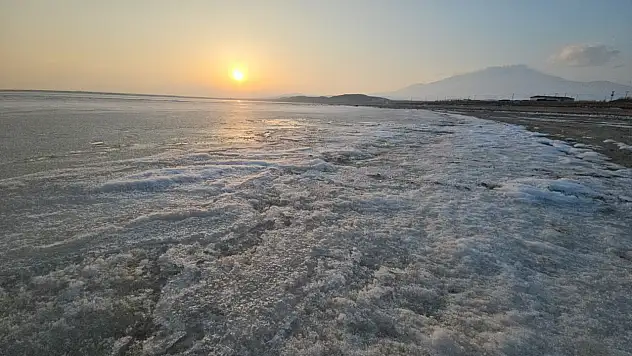 Donan Arin Gölü'nde gün batımı büyüledi