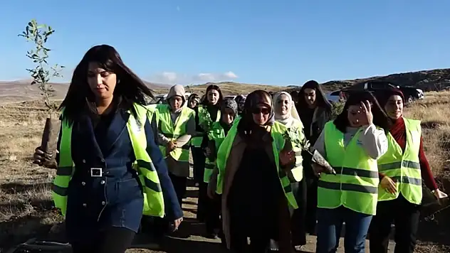 Edremit Belediyesi'nden 25 Kasım'a Anlamlı Etkinlik: Kadınlar Şiddete Karşı Fidan Dikti