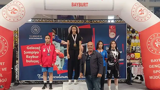Edremit Boks Takımı'nın Başarısı: Altın Madalya ve Gurur Dolu Dönüş