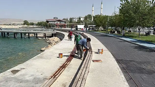 Edremit'in sahil bandı yaz sezonuna modern ve estetik bir yüzle hazırlanıyor