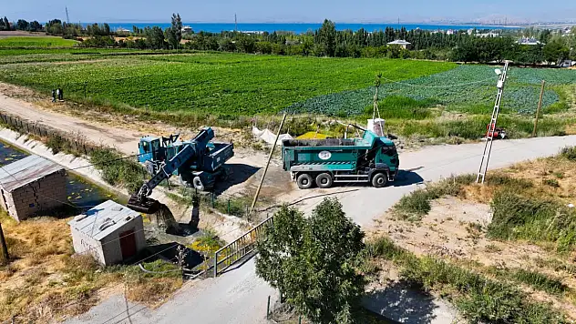 Edremit'te Kanal Temizlik Çalışmaları Hız Kesmeden Devam Ediyor
