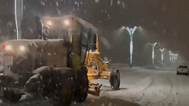 Edremit'te Karla Mücadele Çalışmaları Aralıksız Devam Ediyor