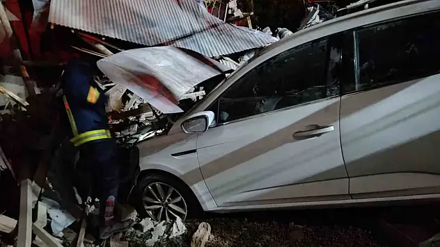 Edremit'te otomobil duvara çarptı, 1 kişi yaralandı!