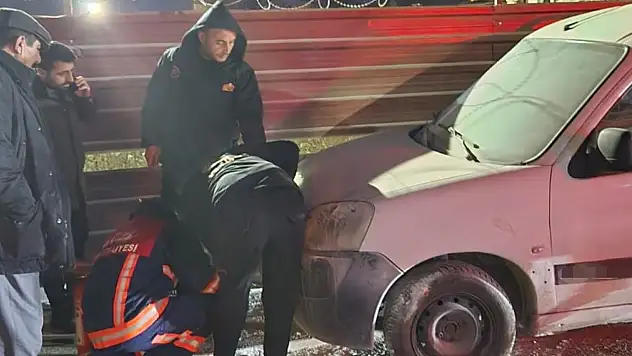 Edremit'te Park Halindeki Kamyonette Yangın Çıktı, Araç Sahibi İtfaiyeden Önce Müdahele Etti