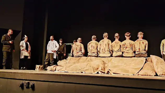 Eğitim Sen Van Şubesi Tiyatro Topluluğu'ndan Anlamlı Oyun